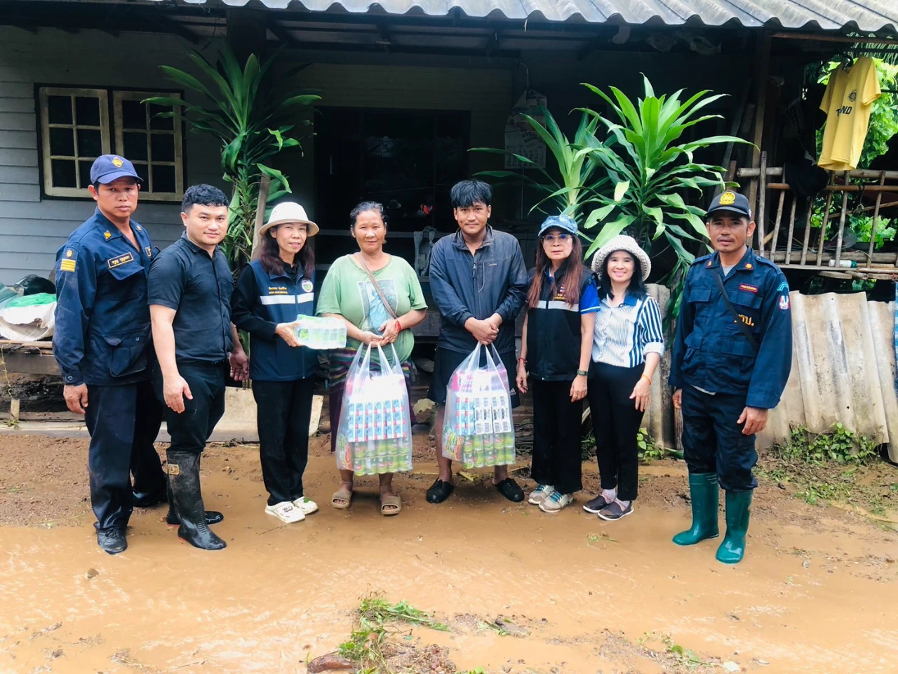 มอบสิ่งของยังชีพให้แก่ผู้ที่ได้รับผลกระทบจากเหตุอุทกภัย ในพื้นที่ตำบลแม่คะตวน อำเภอสบเมย จังหวัดแม่ฮ่องสอน