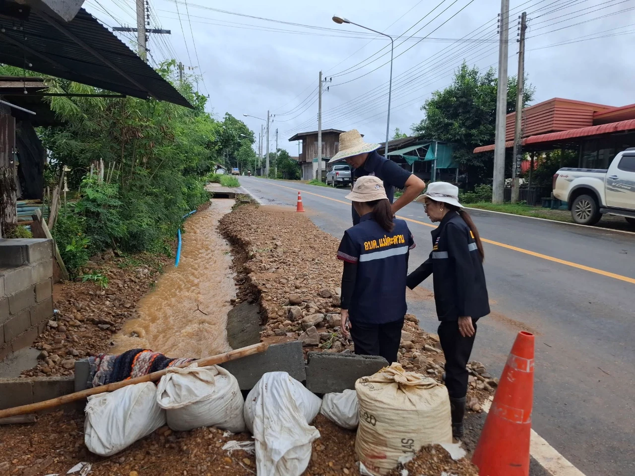 ออกพื้นที่สำรวจความเสียหายจากเหตุอุทกภัยในเขตรับผิดชอบพื้นที่ตำบลแม่คะตวน